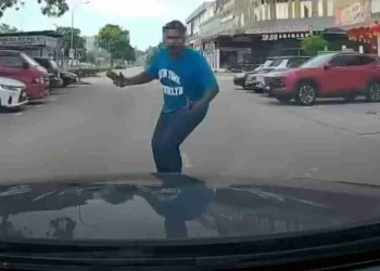 Polis Siasat Insiden Lelaki Meluru Ke Arah Kereta Sedang Bergerak