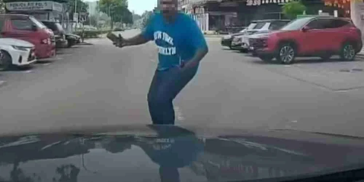 Polis Siasat Insiden Lelaki Meluru Ke Arah Kereta Sedang Bergerak