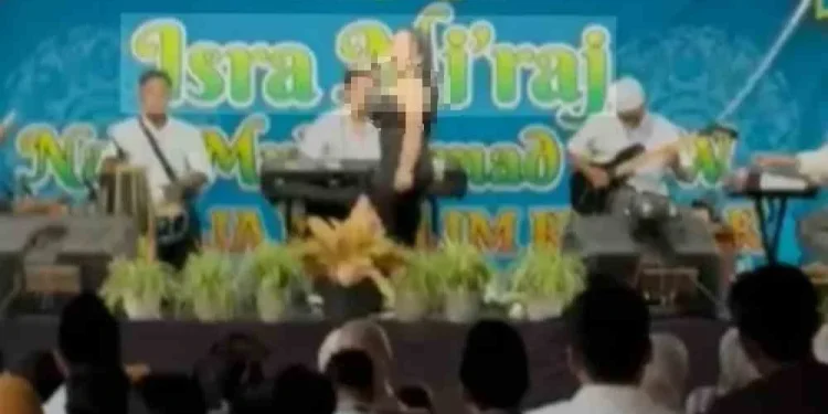 Aksi Goyang Dangdut Cemari Program Israk Dan Mikraj Di Banyuwangi