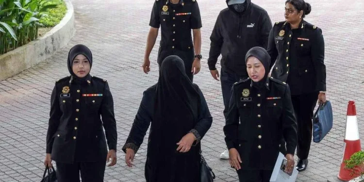 Pegawai Imigresen Didakwa Terima Rasuah Lebih Setengah Juta, Isteri Guna Wang Haram Beli Emas