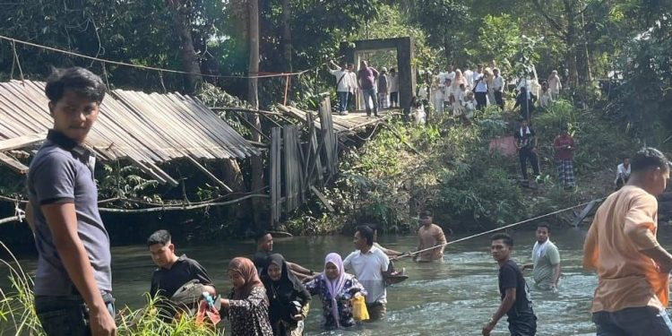 Titi Gantung Runtuh, Lebih 50 Tetamu Kenduri Kahwin Jatuh Sungai