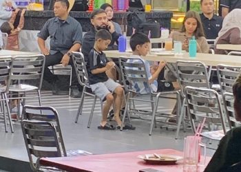 Sempoi, Merakyat: Pemangku Sultan Johor Layan Bola Di Kedai Mamak