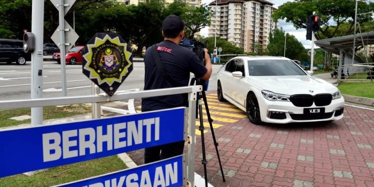 Bekas Panglima Tentera Darat Muhammad Hafizuddeain Jantan, Dua Isteri Ditahan SPRM