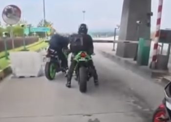 Gelagat Penunggang Motosikal Singapura ‘Langgar’ Tol Undang Kecaman