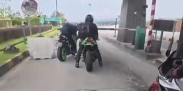 Gelagat Penunggang Motosikal Singapura ‘Langgar’ Tol Undang Kecaman