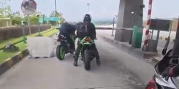 Gelagat Penunggang Motosikal Singapura ‘Langgar’ Tol Undang Kecaman