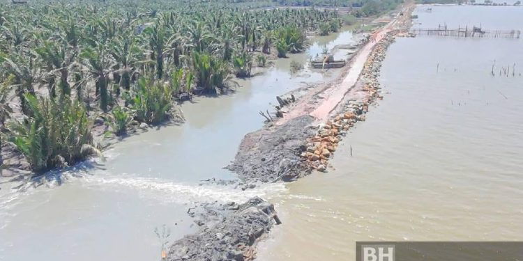 Benteng Pecah Di Sungai Berong Laut Dibaiki Secara Berfasa, Pasang 1,865 Beg Pasir