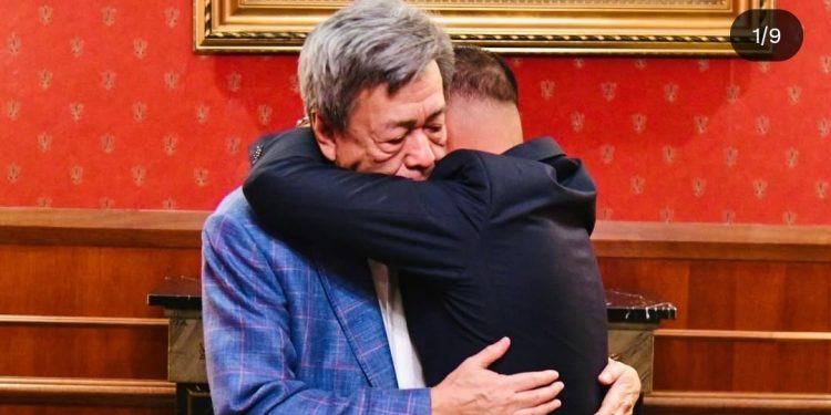 Siapakah Lelaki Yang Begitu Erat Memeluk Sultan Selangor?