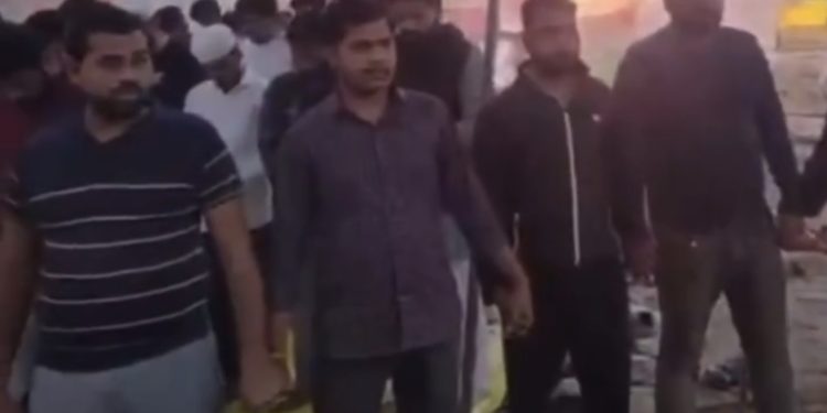 Pelajar Hindu Bentuk Rantaian Manusia Pertahankan Pelajar Islam Sedang Sembahyang