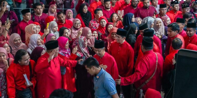 Lautan Merah Di Gombak – Azmin Ali 