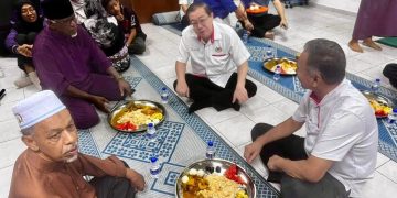 Pengerusi DAP Bersila, Berkongsi Hidangan Berbuka Puasa Di Masjid 