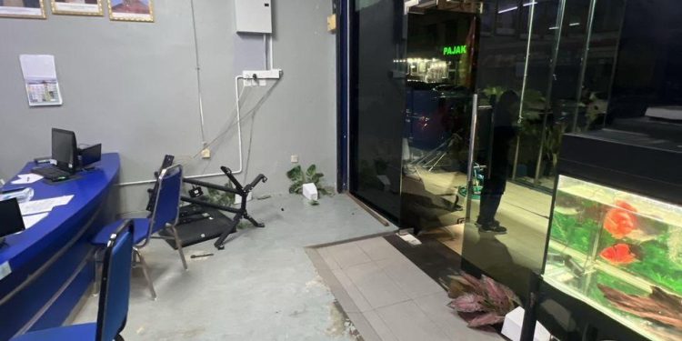 INI MELAMPAU SANGAT….Berani Bergaduh Dalam Balai