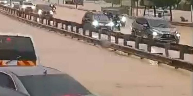 Lebuhraya PLUS Di Nilai Tenggelam, Ratusan Pengguna Jalan Raya Terpaksa Berbuka Puasa Dalam Kereta