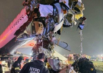 2 Maut, 2 Cedera Pesawat Air Canada Langgar Trak Bomba
