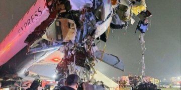 2 Maut, 2 Cedera Pesawat Air Canada Langgar Trak Bomba
