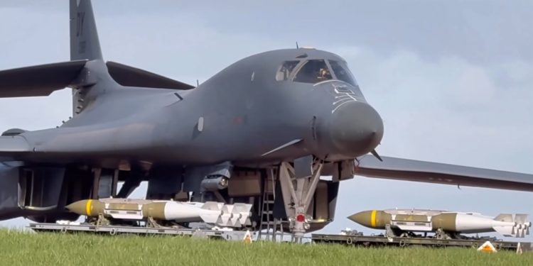 Semakin Terdesak? B-1 Bomber AS Dikesan Bawa ‘Bunker Buster’