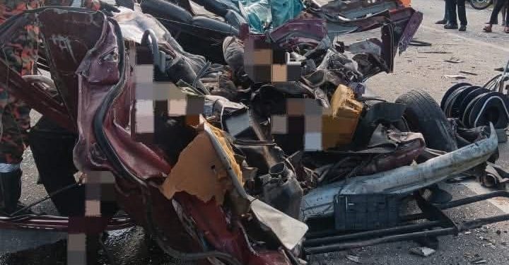 Suami Isteri Antara 3 Terkorban, Van Dirempuh Treler Sebelum Hanyut Ke Laluan Bertentangan