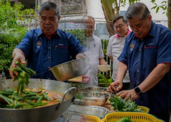 Menteri Mohamad Sabu Tunjuk Bakat Masak Kari Di Vietnam