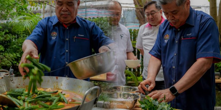 Menteri Mohamad Sabu Tunjuk Bakat Masak Kari Di Vietnam