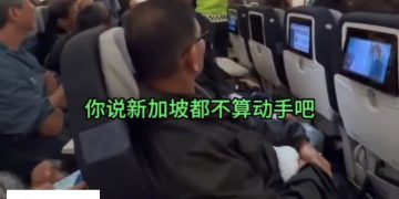 Tepuk Punggung Pramugari – Pelancong China Diheret Keluar Dari Kapal Terbang MAS