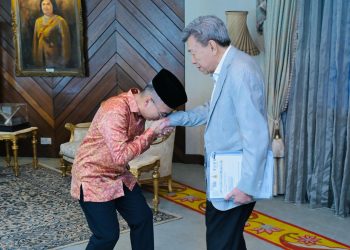 Menteri Komunikasi Fahmi Fadzil Menghadap Sultan Selangor di Istana Bukit Kayangan