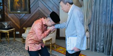 Menteri Komunikasi Fahmi Fadzil Menghadap Sultan Selangor di Istana Bukit Kayangan