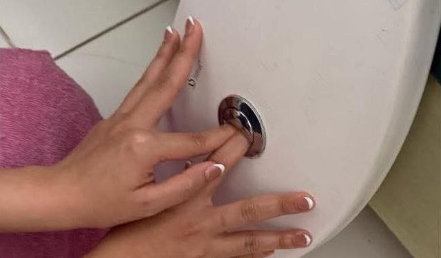 Macam Ini Pun Ada….Jari Tersepit Butang Flush Tandas