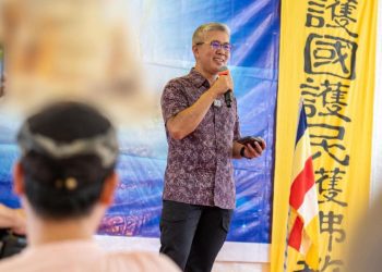 Tengku Zafrul Beri Sumbangan Kepada Persatuan Pendidikan Buddha Jing Xin