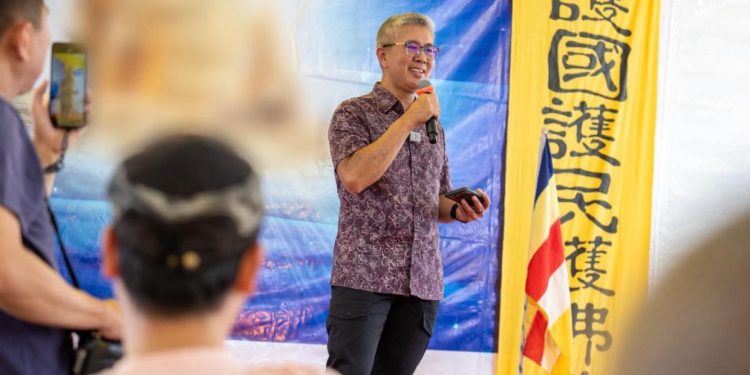 Tengku Zafrul Beri Sumbangan Kepada Persatuan Pendidikan Buddha Jing Xin