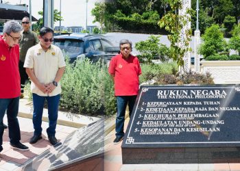 Sultan Selangor Saran ADUN DAP Siew Ki, Ronnie Liu Kunjungi Plak Monumen Rukun Negara Seminggu Sekali