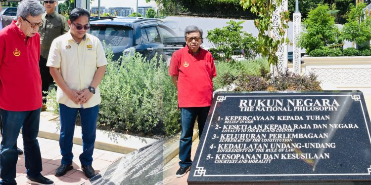 Sultan Selangor Saran ADUN DAP Siew Ki, Ronnie Liu Kunjungi Plak Monumen Rukun Negara Seminggu Sekali