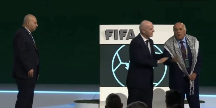 Presiden FIFA Bodoh – Cuba Paksa Wakil Palestin Bersalaman Dengan Wakil Israel