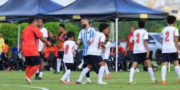 Tunku Mahkota Ismail Sertai Bola Sepak 6 Sebelah Bersama Penyokong, Kakitangan