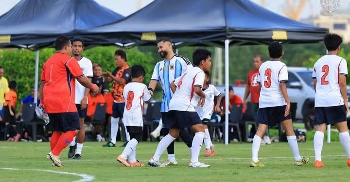 Tunku Mahkota Ismail Sertai Bola Sepak 6 Sebelah Bersama Penyokong, Kakitangan