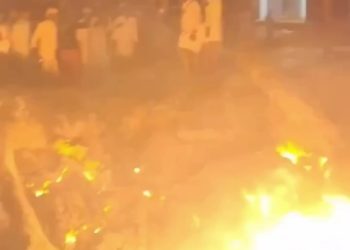 Lelaki Maut Selepas Terjatuh Dalam Ritual Berjalan Atas Api