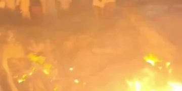 Lelaki Maut Selepas Terjatuh Dalam Ritual Berjalan Atas Api