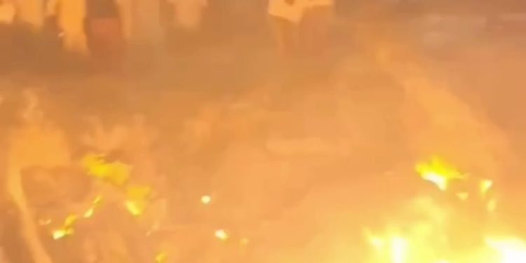 Lelaki Maut Selepas Terjatuh Dalam Ritual Berjalan Atas Api
