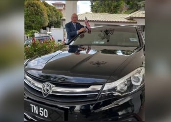 Gambar Najib Bersama Proton Perdana 18,000 ‘Like’ Dalam Masa Singkat