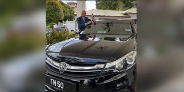 Gambar Najib Bersama Proton Perdana 18,000 ‘Like’ Dalam Masa Singkat