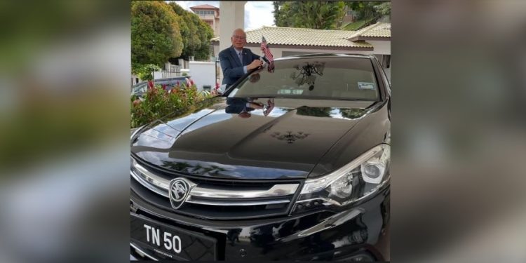 Gambar Najib Bersama Proton Perdana 18,000 ‘Like’ Dalam Masa Singkat
