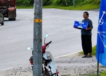 Berkempen Seorang Diri Demi BN, Gambar Lelaki Ini Menyentuh Hati Ramai