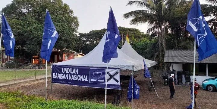 Banyak Kenderaan Bunyi Hon Tanda Sokongan Ketika Melintasi Khemah Jentera BN