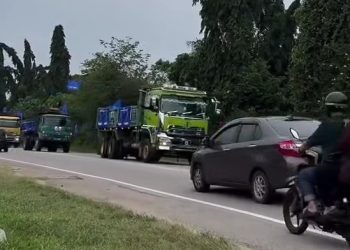 Konvoi Lori Bendera BN Curi Perhatian, Netizen: ‘Abam Lori Dah Insaf’