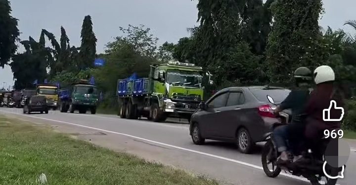 Konvoi Lori Bendera BN Curi Perhatian, Netizen: ‘Abam Lori Dah Insaf’