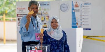 Tok Mat Dan Isteri Mengundi Di SJKC Chung Hua