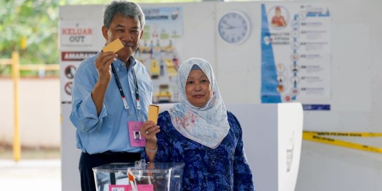 Tok Mat Dan Isteri Mengundi Di SJKC Chung Hua