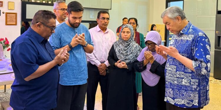 Pengerusi BN Zahid Kunjungi Keluarga Azeez Rahim