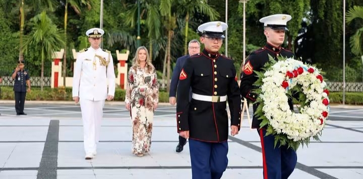 Wakil Kanan AS Beri Penghormatan Di Tugu Negara