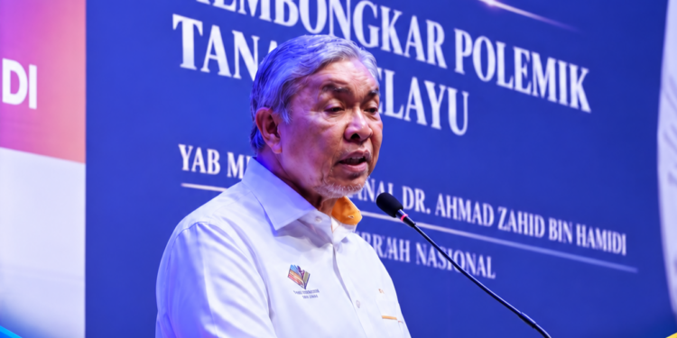 Fahami Adat Dan Undang-Undang Tubuh Kerajaan Negeri Sembilan, Bukan Bercakap Dalam Kereta Api – Zahid