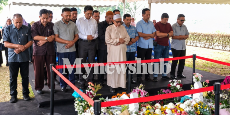 Presiden PAS Ziarah Pusara Tun Dr Siti Hasmah